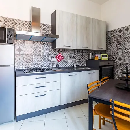 Rione Emanuele Iii - 4 Bedroom Apartment Naples