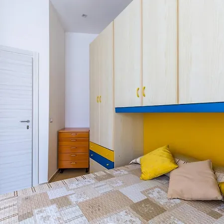 Apartment Rione Emanuele Iii - 4 Bedroom Naples